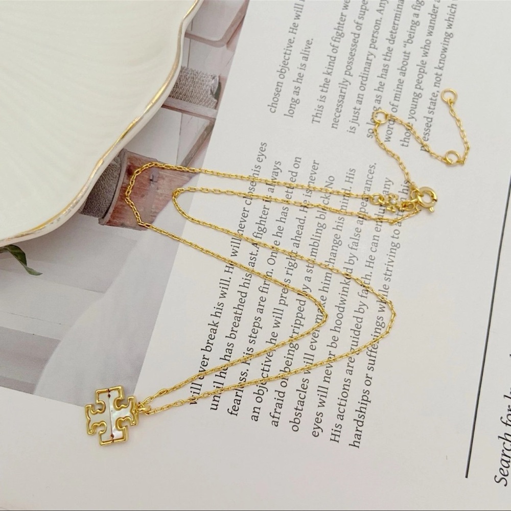 NEW Tory Burch TB Logo Enamel  Pendant Necklace Gold Mother of Pearl White - Picture 9 of 10